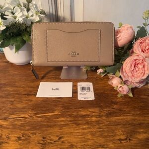 Coach Taupe accordion zip Wallet Msrp $250 brand new